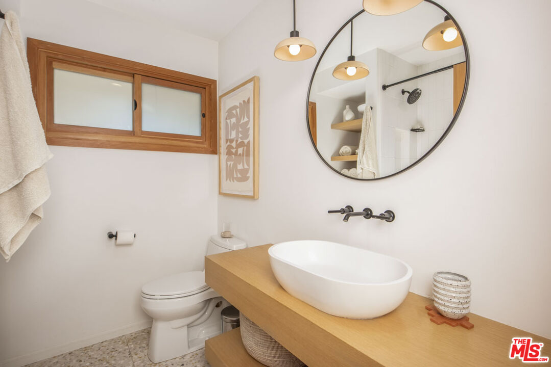 530 Pleasant Avenue Ojai, CA 93023 - Photo 19 of 29 a bathroom with a toilet sink and mirror