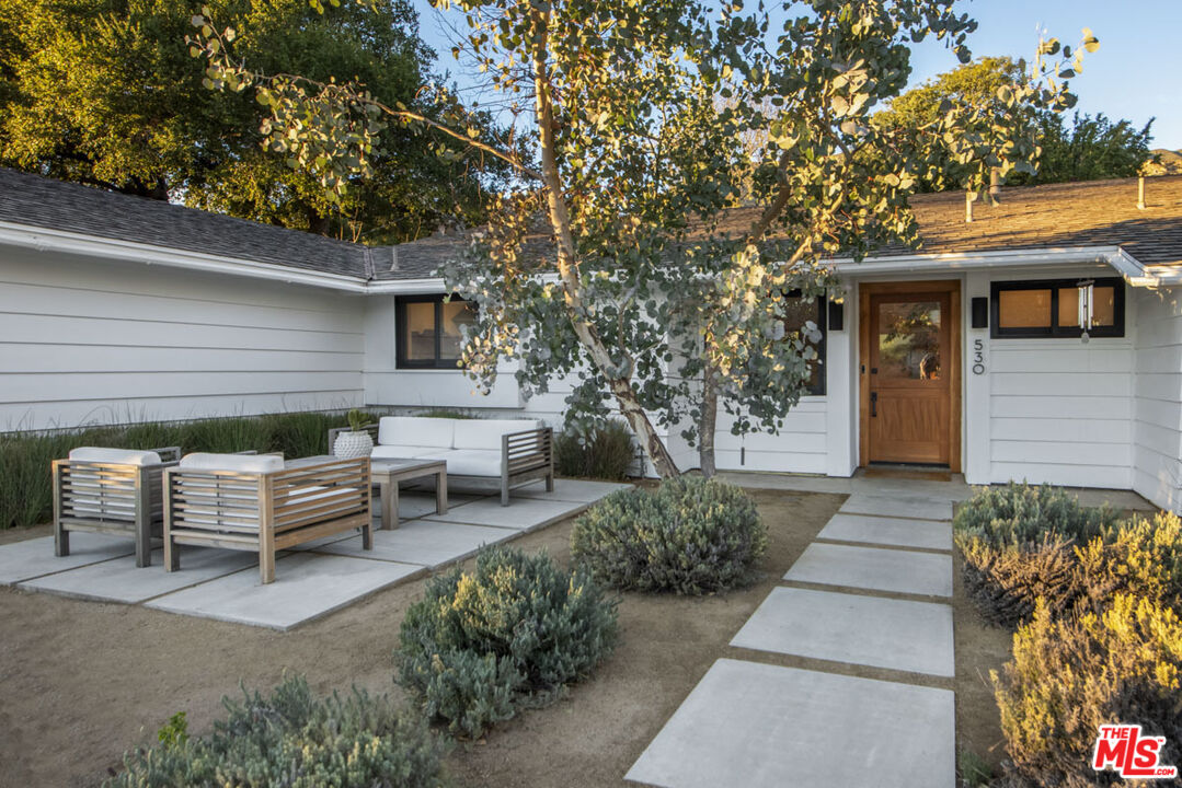 530 Pleasant Avenue Ojai, CA 93023 - Photo 2 of 29 a view of a patio with table and chairs with wooden fence and plants