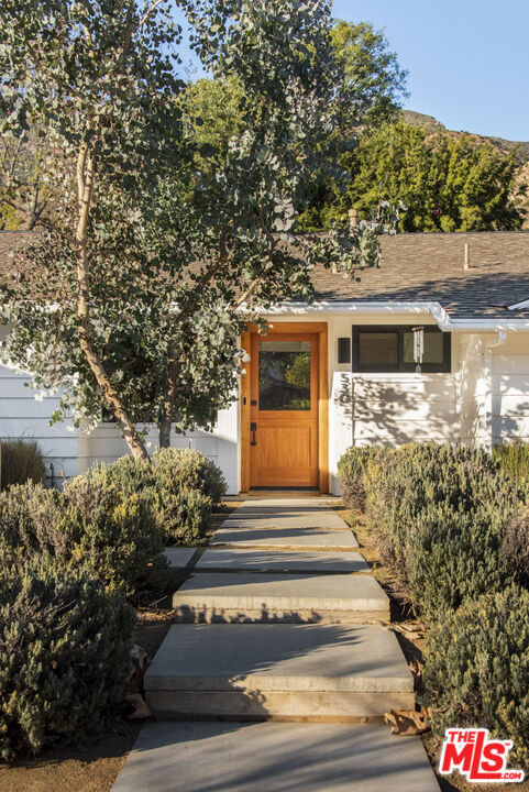 530 Pleasant Avenue Ojai, CA 93023 - Photo 28 of 29 a front view of a house with a yard