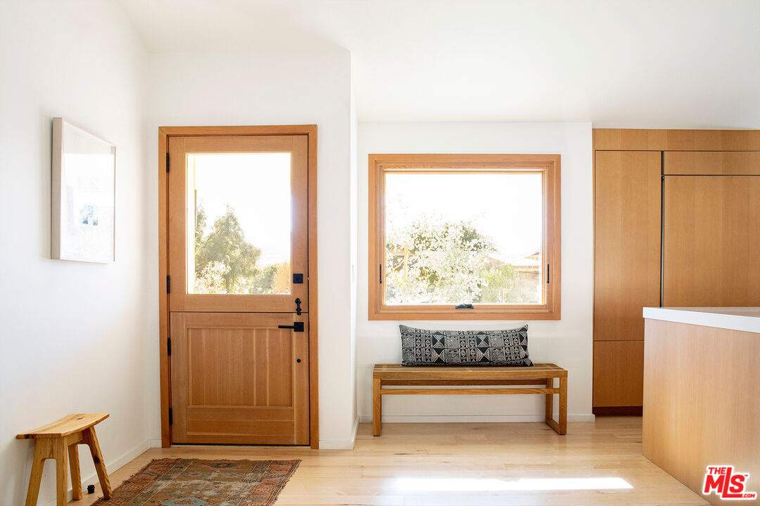 530 Pleasant Avenue Ojai, CA 93023 - Photo 8 of 29 a view of front door with furniture
