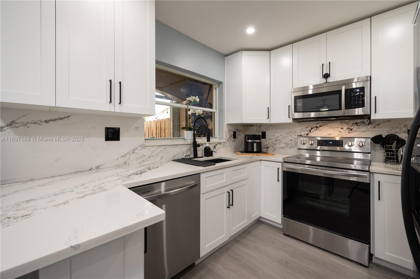 15863 Southwest 71st Street Miami, FL 33193 - Photo 11 of 35