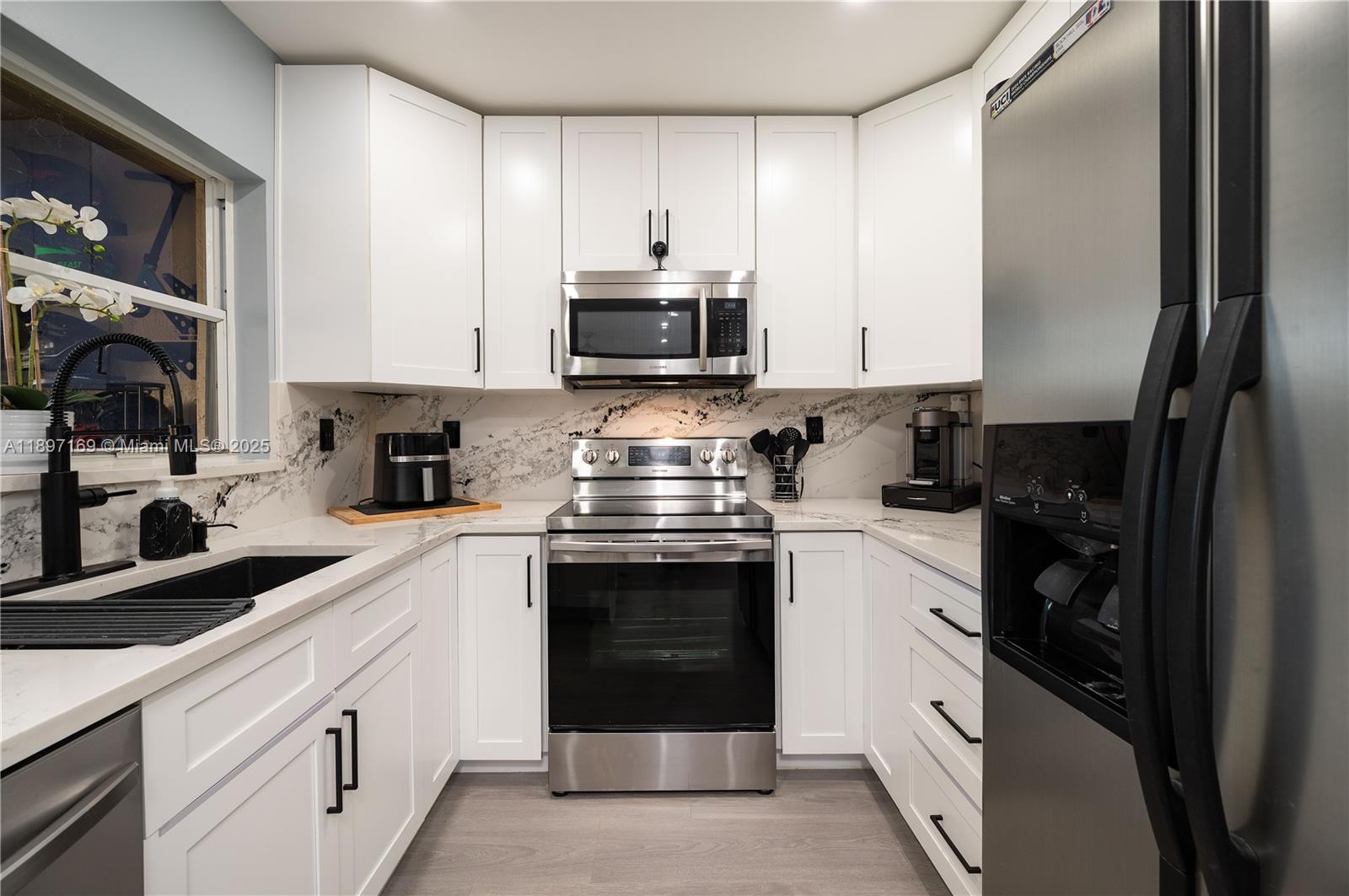 15863 Southwest 71st Street Miami, FL 33193 - Photo 12 of 35