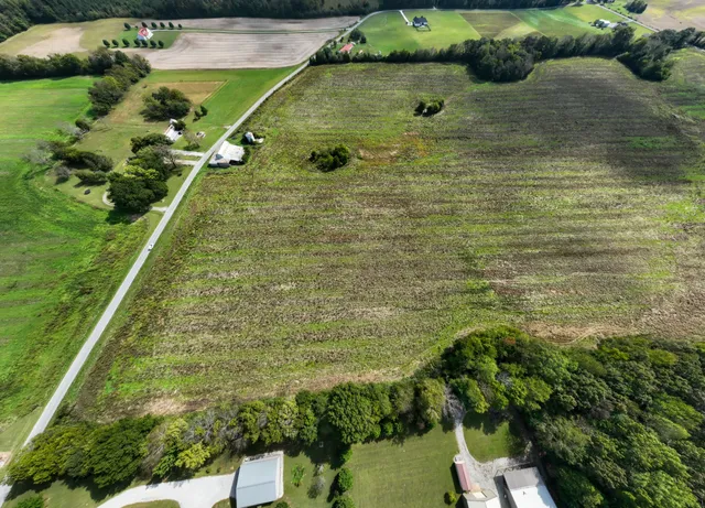 a view of a water pond with interior