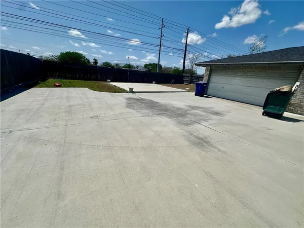 $2,000 | 4621 Haverhill Lane, Corpus Christi, TX 78411