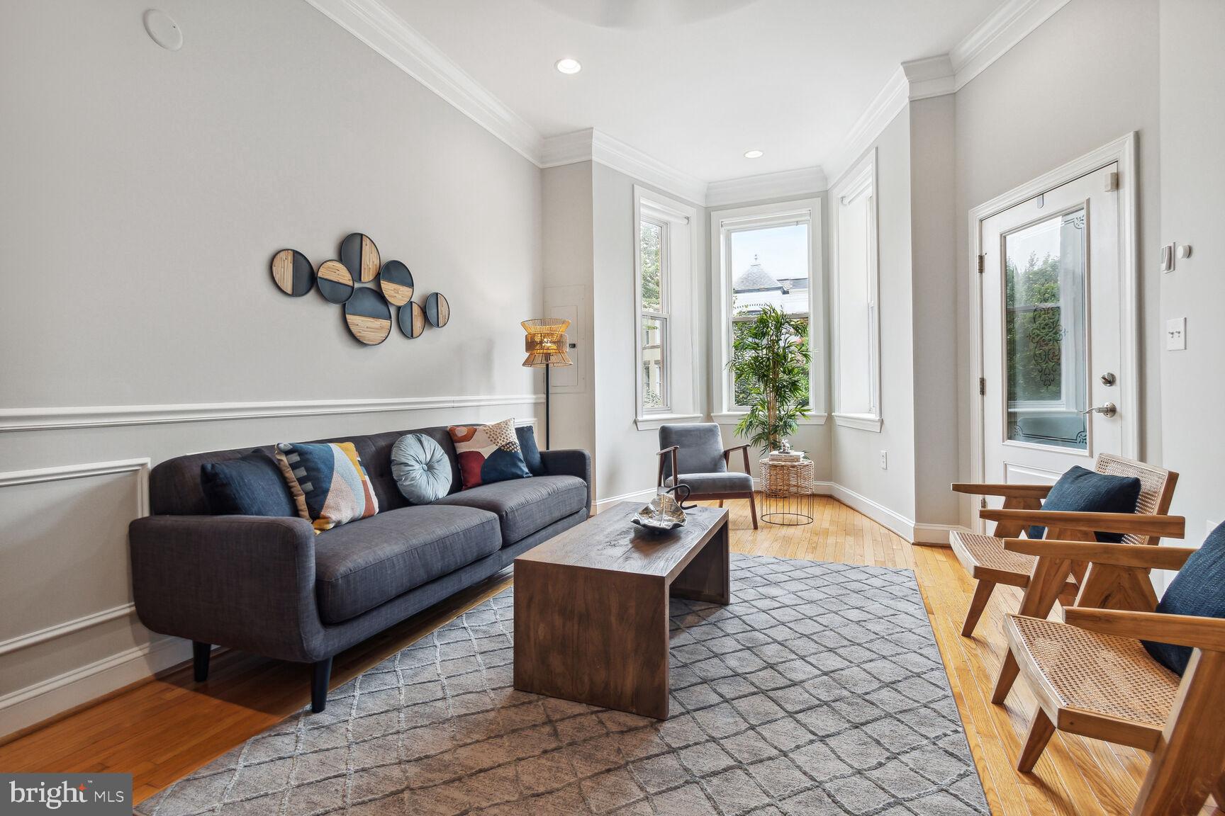 45 R Street Northwest, Unit 1 Washington, DC 20001 - Photo 3 of 21 Bay-front windows