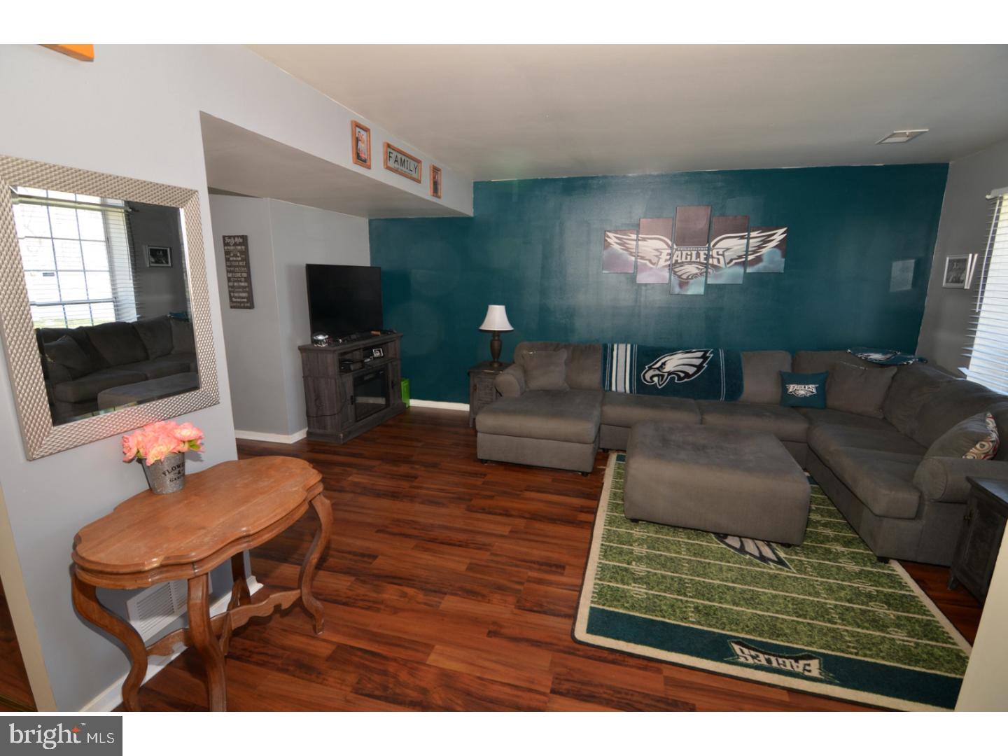 144 Crossing Way Clementon, NJ 08021 - Photo 9 of 24 Living Room