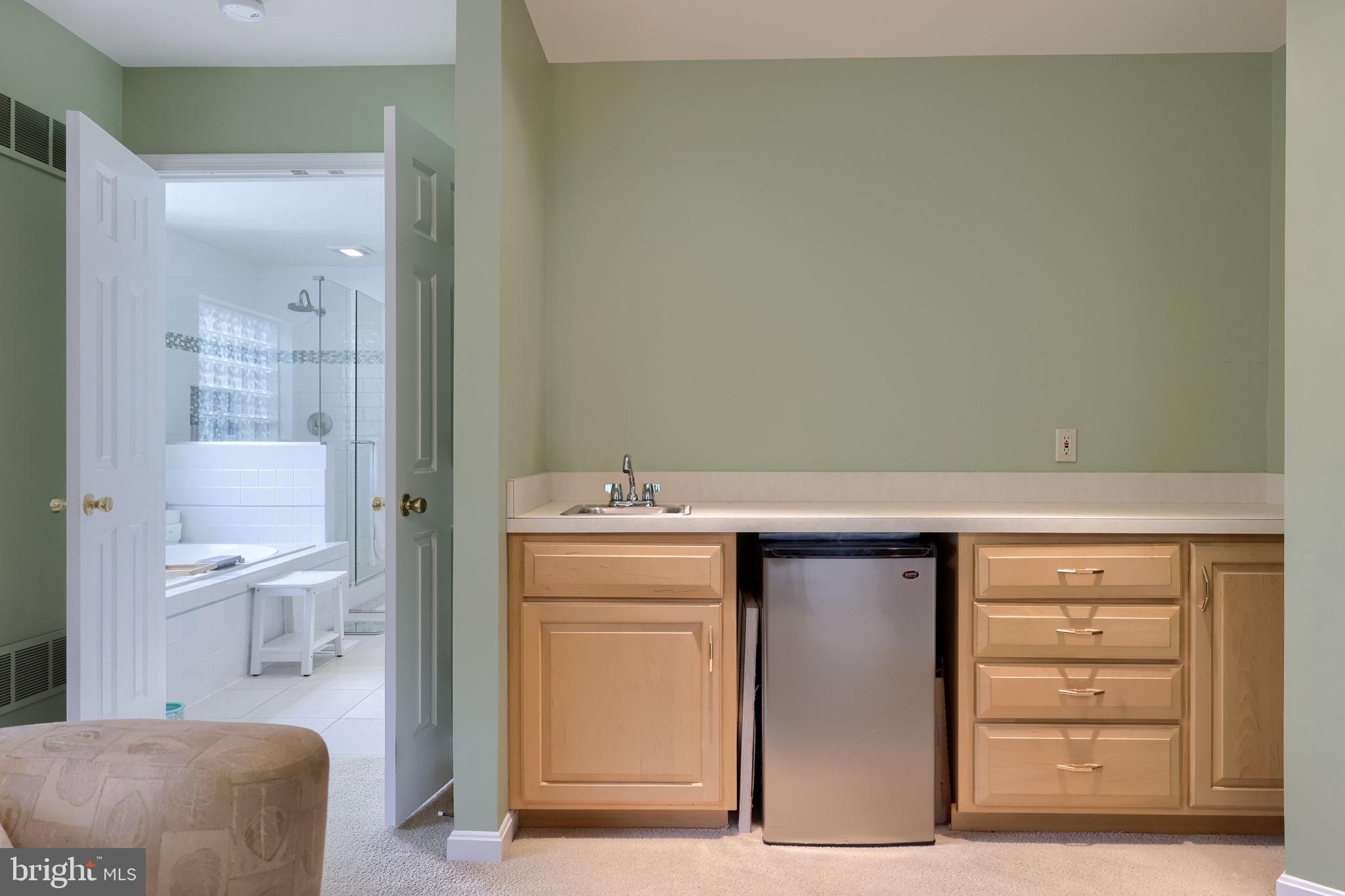 238 Heatherstone Way Lancaster, PA 17601 - Photo 51 of 141 Wet bar in primary bedroom