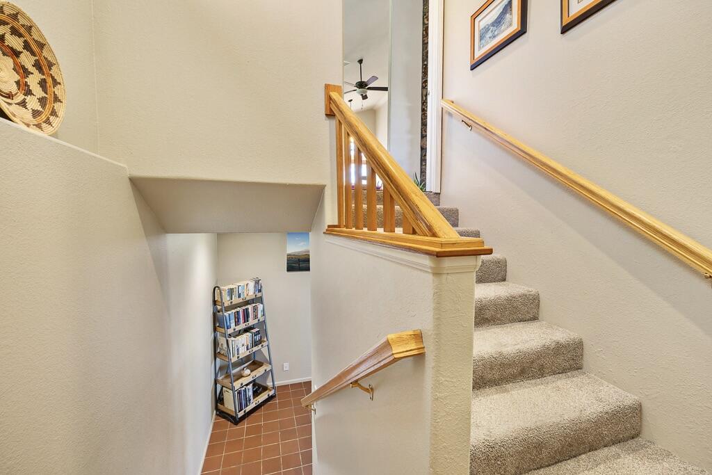 13351 Crystal Springs Road Klamath Falls, OR 97603 - Photo 40 of 51 a view of entryway and hall