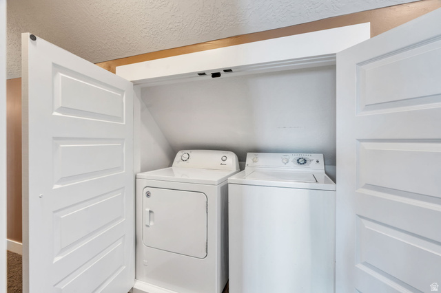 1355 West 1000 South Mapleton, UT 84664 - Photo 39 of 74 Laundry area featuring a textured ceiling and separate washer and dryer