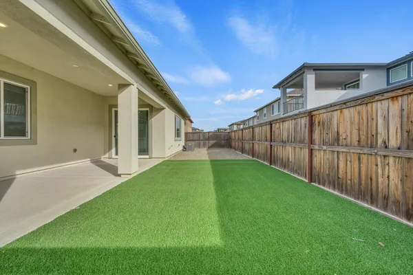 a view of a house with backyard
