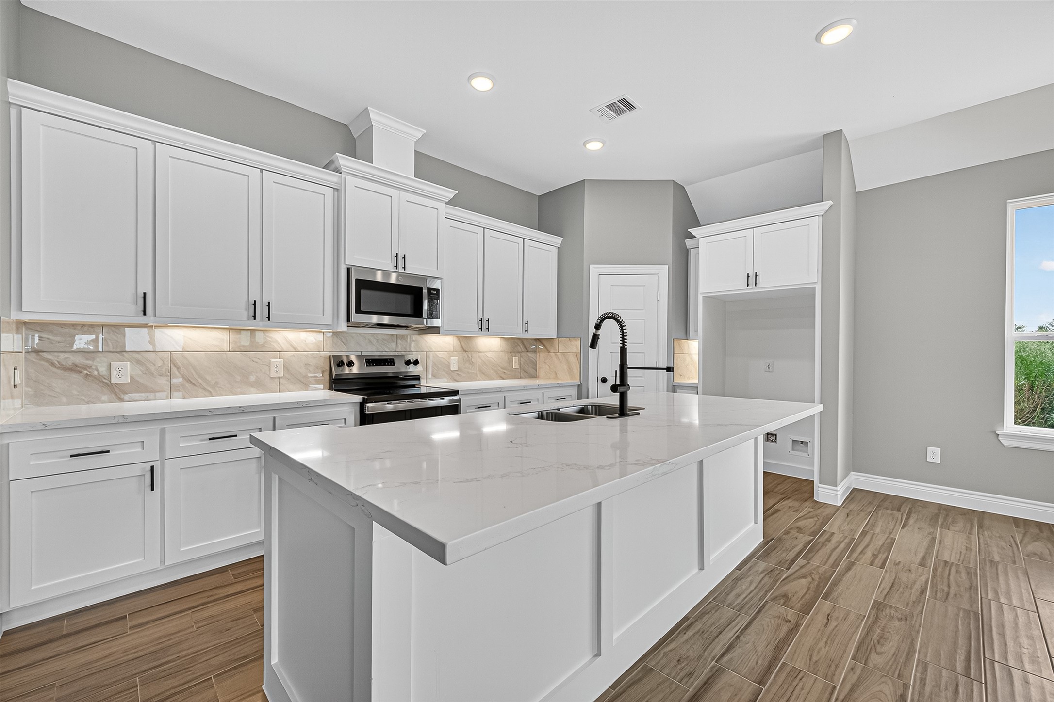 501 Oleander Street Hempstead, TX 77445 - Photo 19 of 48 a kitchen with sink a microwave and cabinets