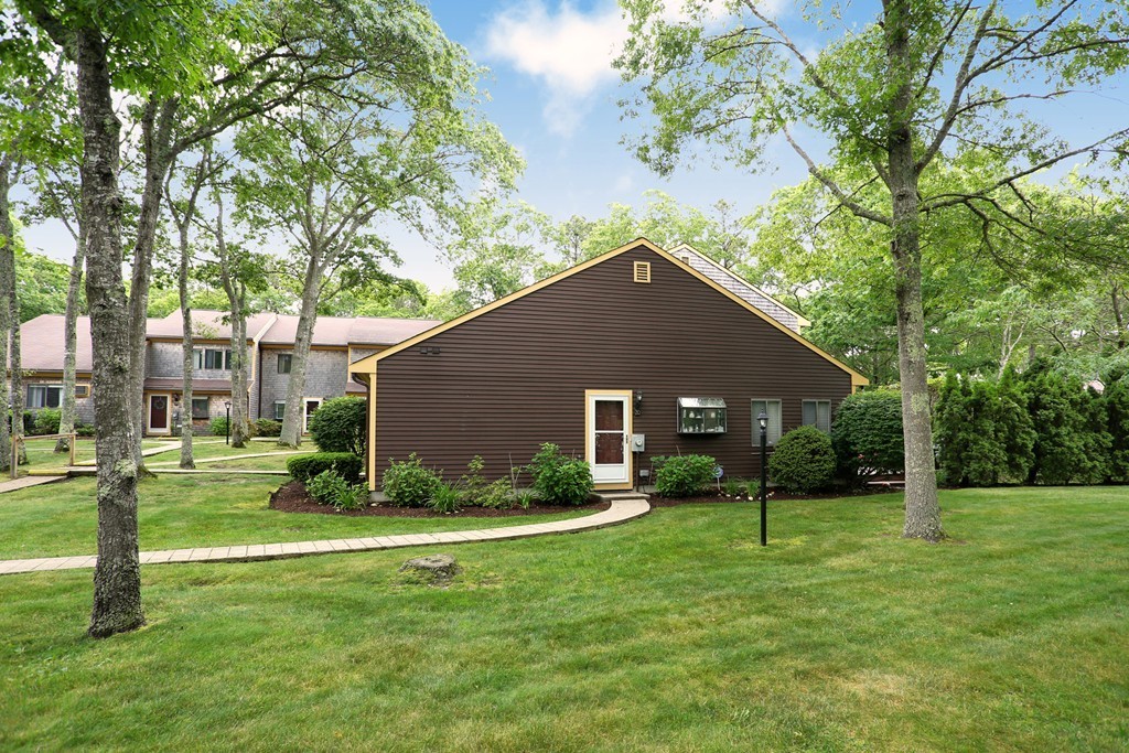 20 Round House Road, Unit 20 Bourne, MA 02532 - Photo 5 of 22 a front view of house with a garden