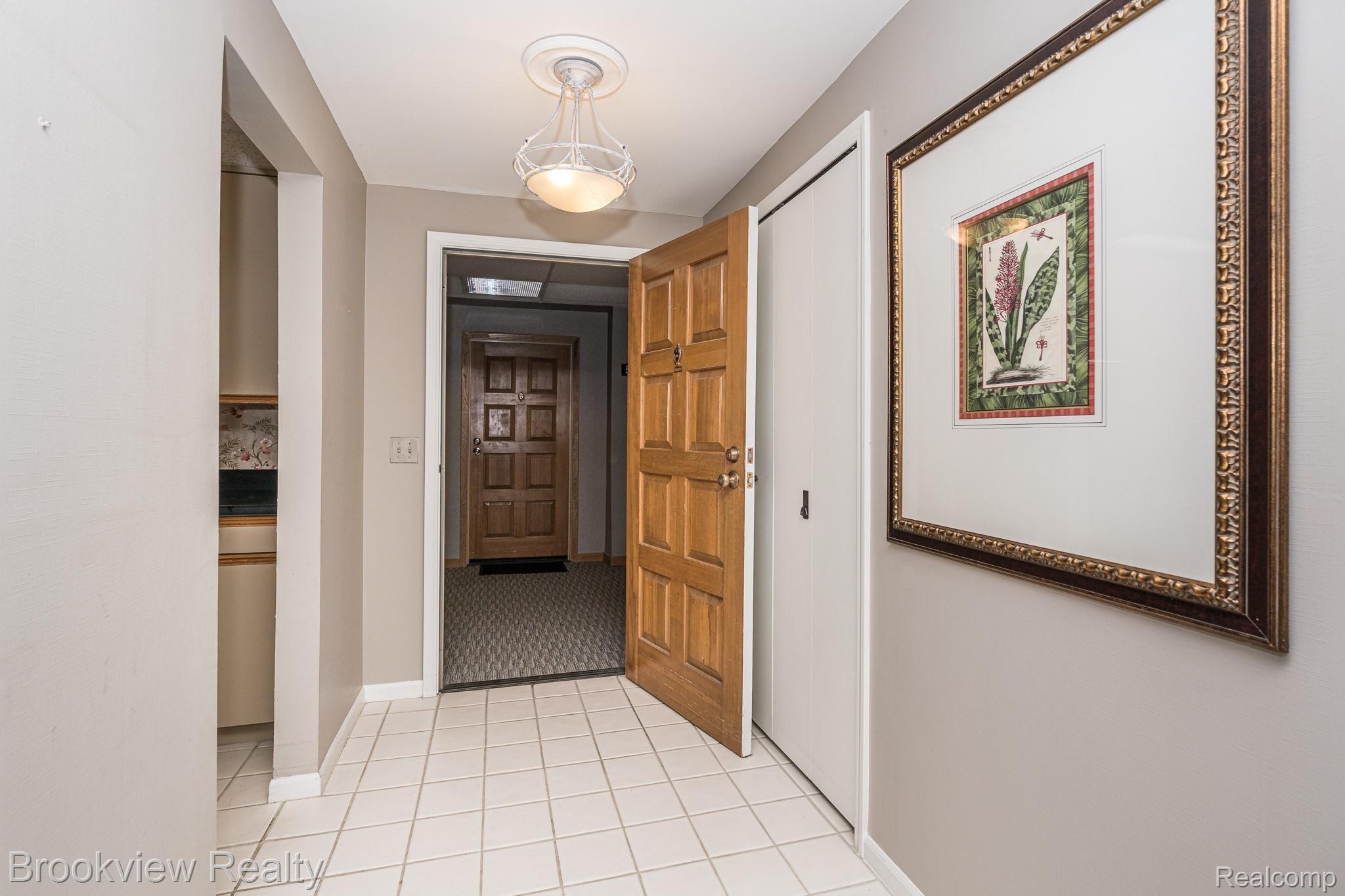 875 GreenView Court, Unit 57 Rochester, MI 48307 - Photo 14 of 47 875 Green View MLS-W019.jpg