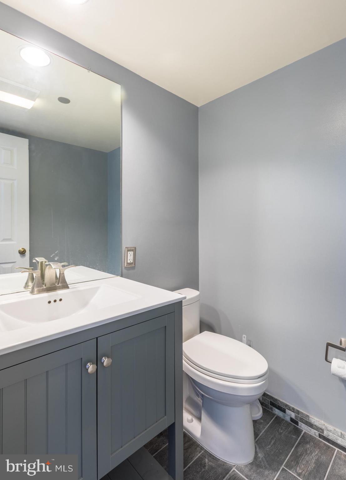 1301 North Courthouse Road, Unit 1711 Arlington, VA 22201 - Photo 12 of 29 Half bathroom