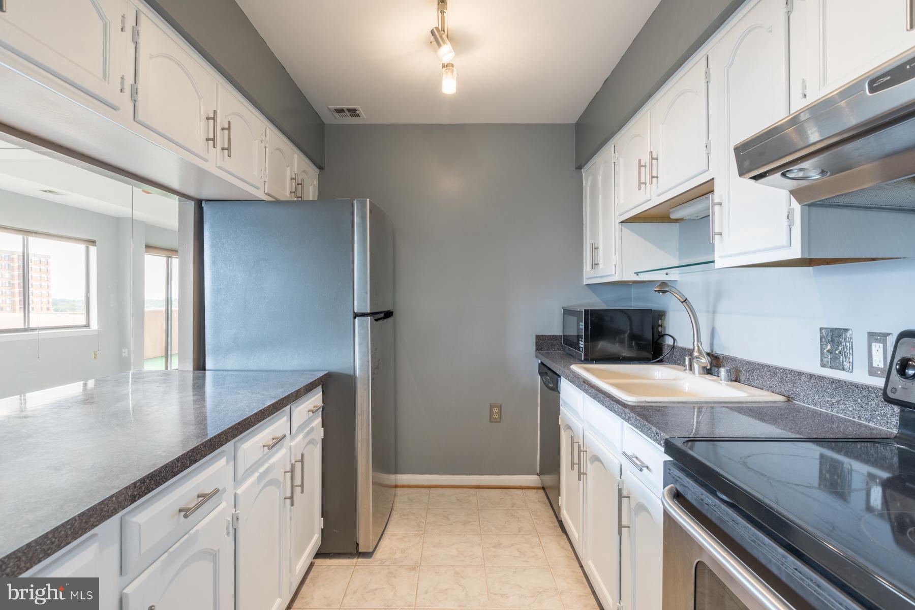 1301 North Courthouse Road, Unit 1711 Arlington, VA 22201 - Photo 5 of 29 Kitchen