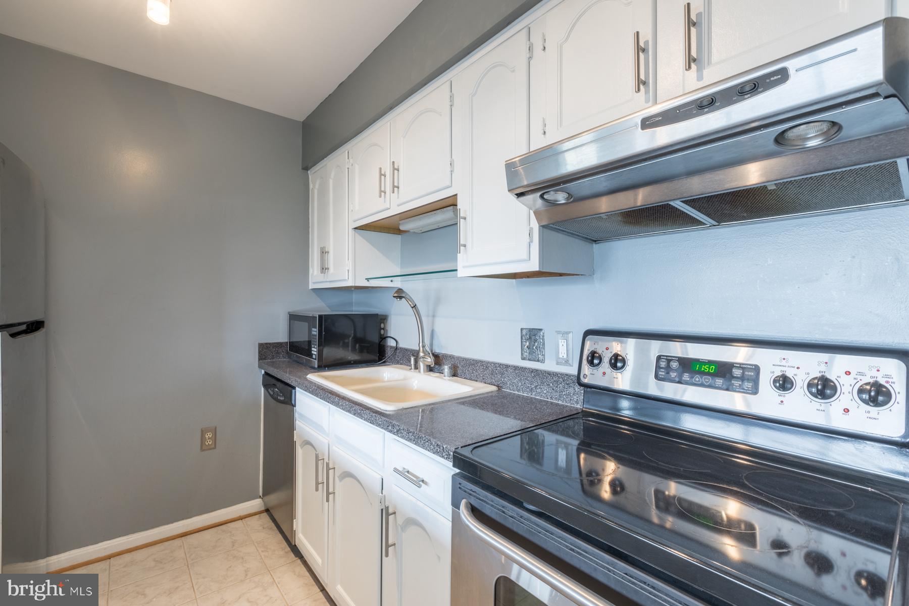 1301 North Courthouse Road, Unit 1711 Arlington, VA 22201 - Photo 6 of 29 Kitchen