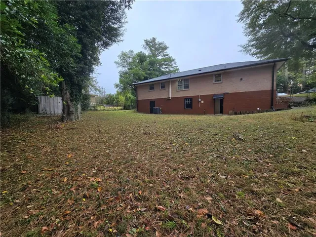 a house view with backyard space