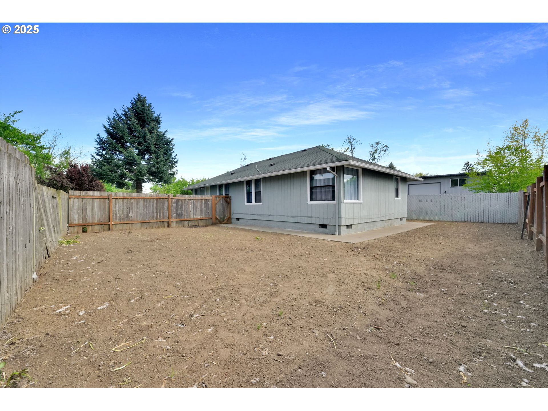 4090 Bell Avenue Eugene, OR 97402 - Photo 38 of 40 a backyard of a house with lots of green space