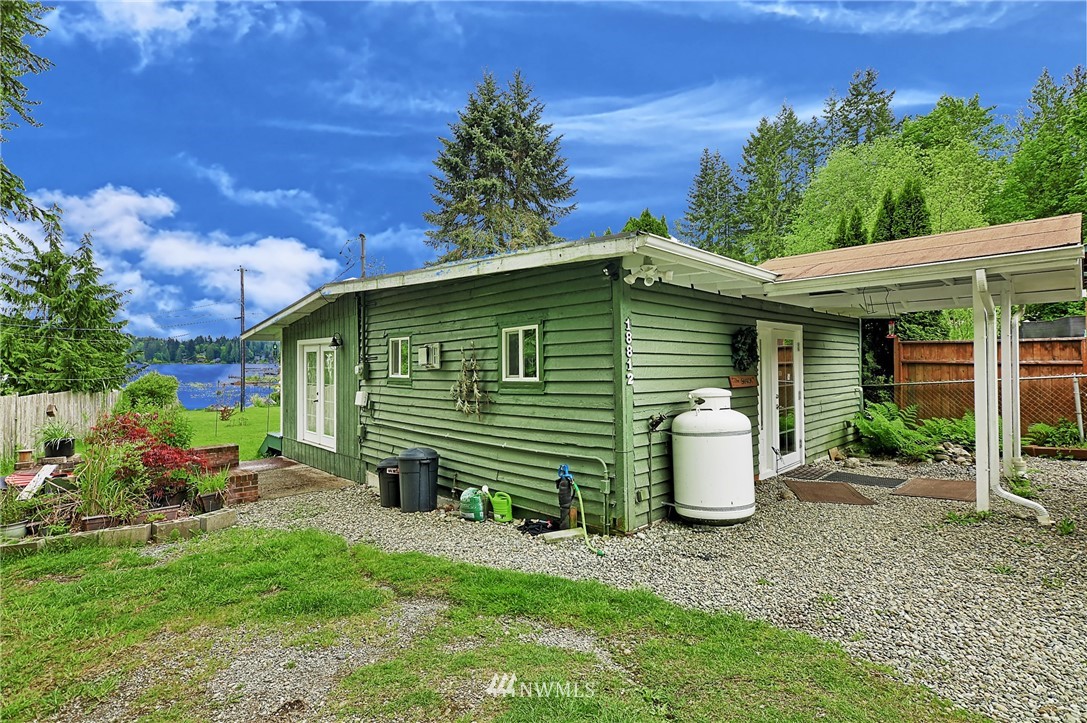 18812 Lerch Road Snohomish, WA 98290 - Photo 29 of 35 a backyard of a house with table and chairs plants and large tree