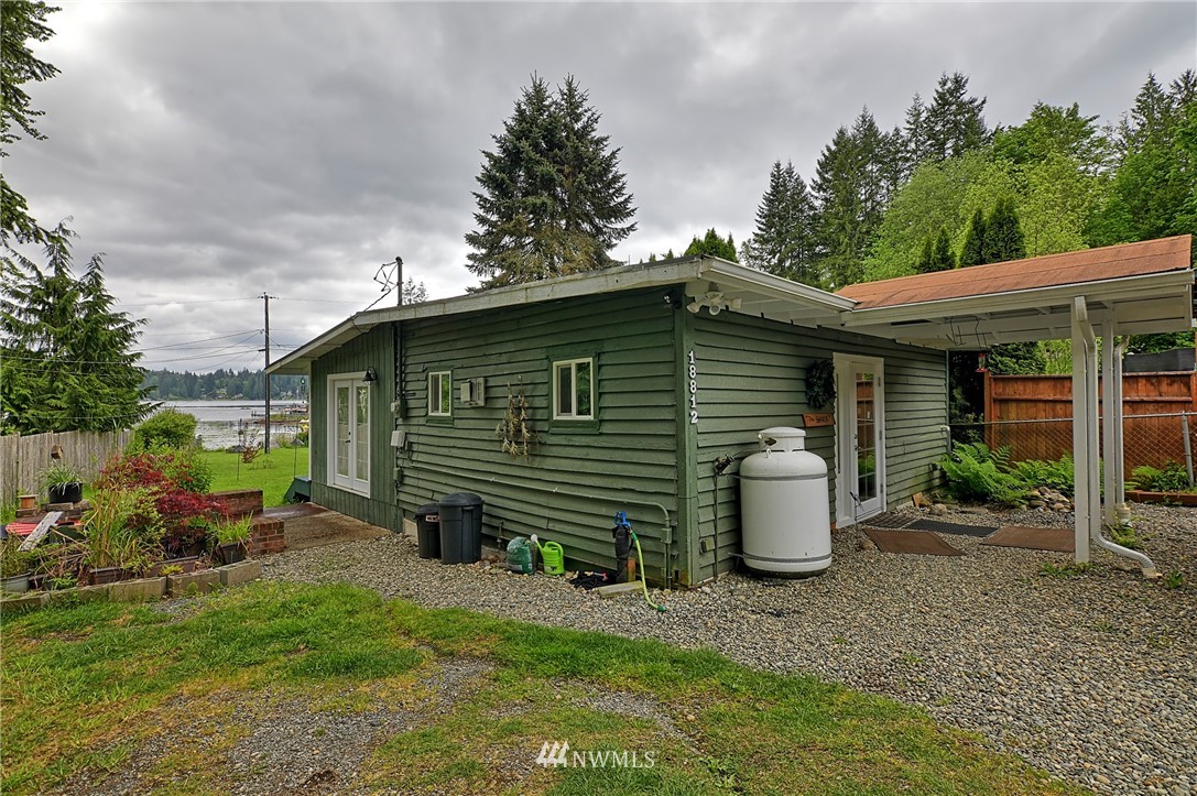 18812 Lerch Road Snohomish, WA 98290 - Photo 30 of 35 a backyard of a house with barbeque oven fire pit table and chairs
