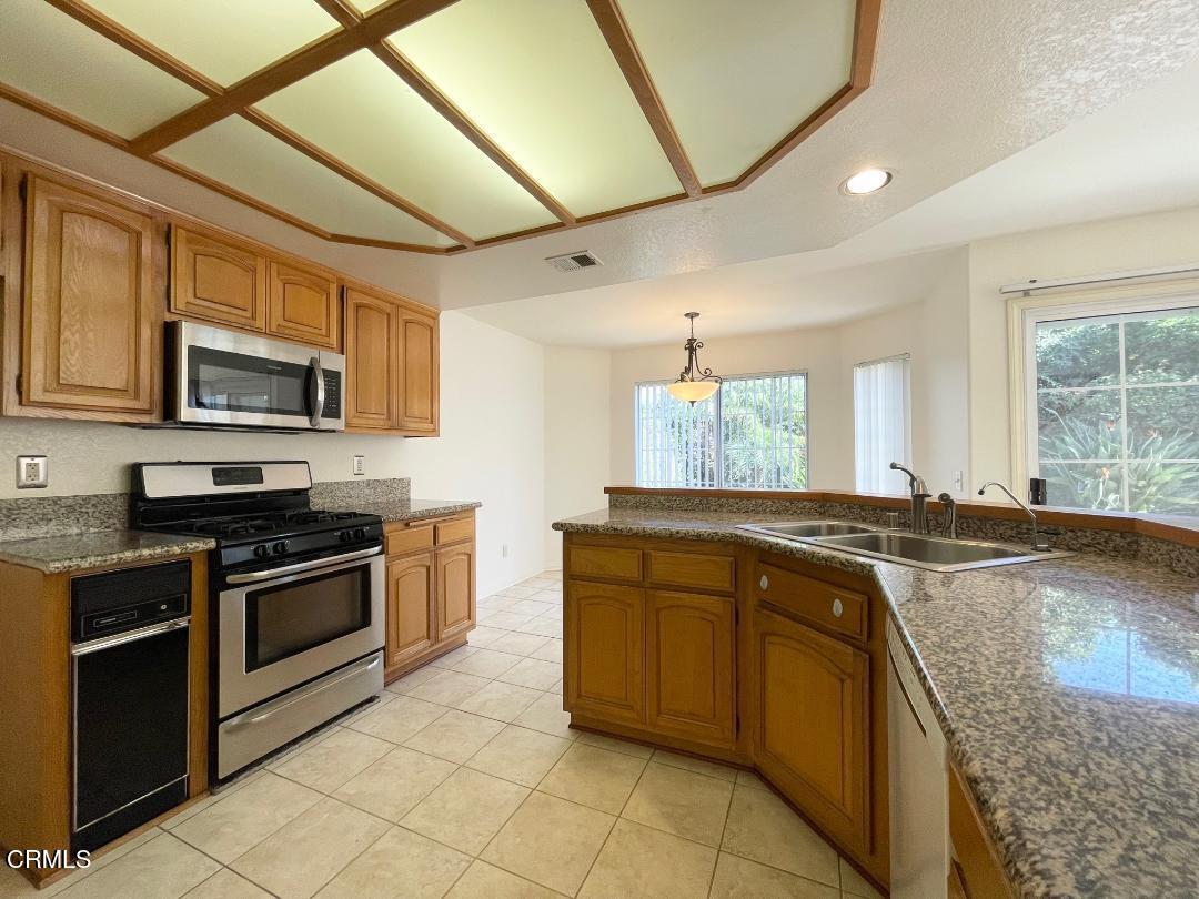 2186 Eastridge Loop Oxnard, CA 93036 - Photo 11 of 39 32