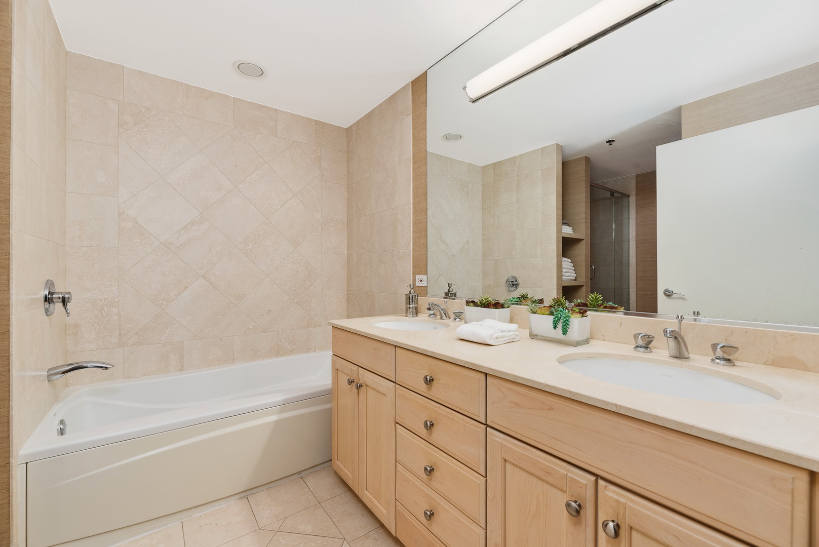 57 East Delaware Place, Unit 1403 Chicago, IL 60611 - Photo 18 of 26