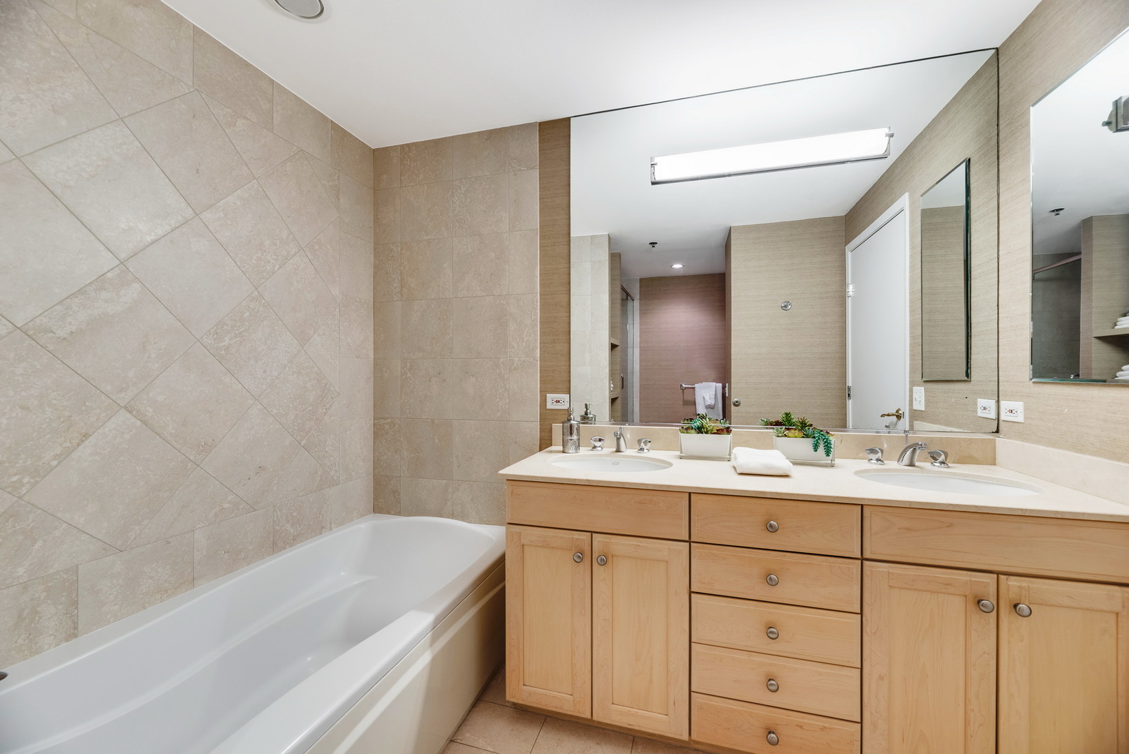 57 East Delaware Place, Unit 1403 Chicago, IL 60611 - Photo 20 of 26