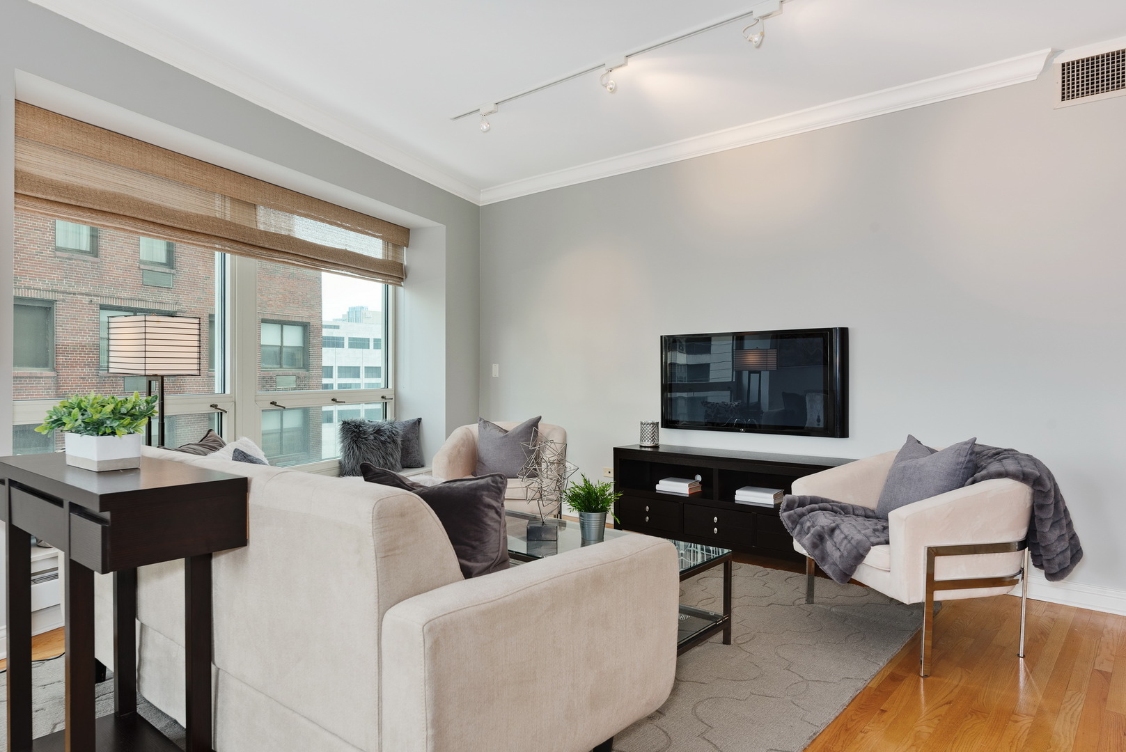 57 East Delaware Place, Unit 1403 Chicago, IL 60611 - Photo 7 of 26