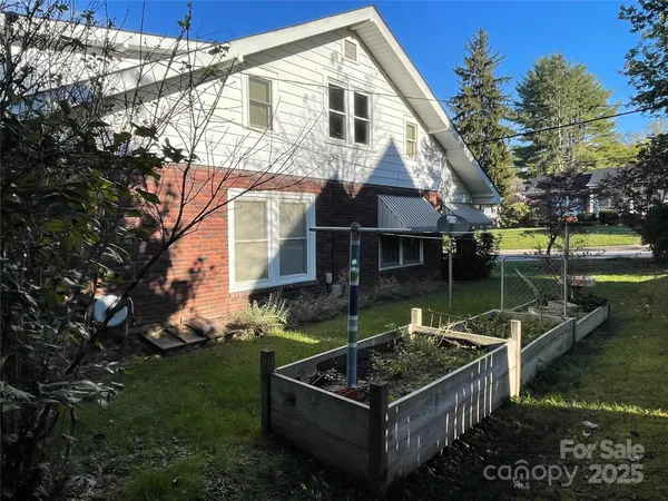 a view of a house with backyard and sitting area