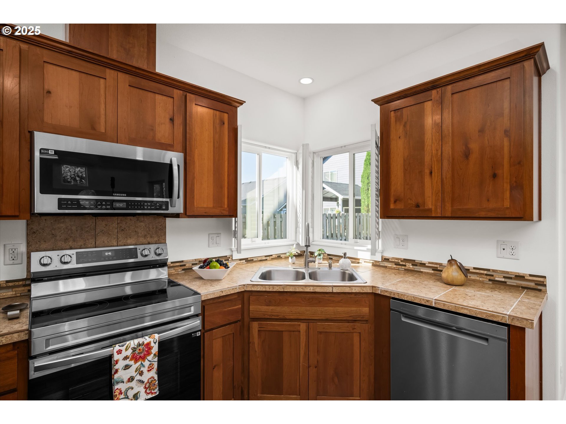 536 Raber Road Eugene, OR 97402 - Photo 14 of 41 a kitchen with a sink stove and microwave