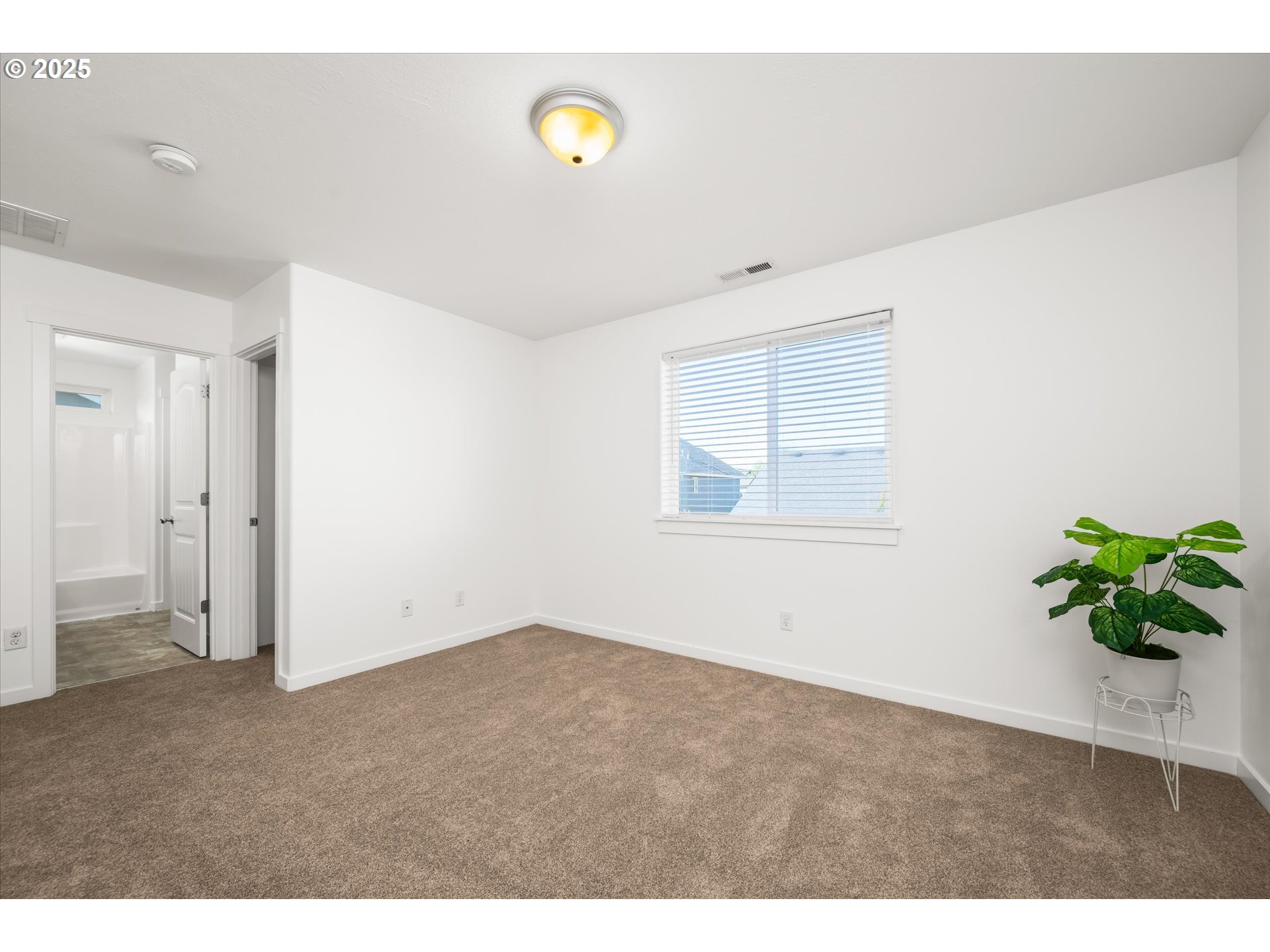536 Raber Road Eugene, OR 97402 - Photo 20 of 41 a view of empty room with wooden floor
