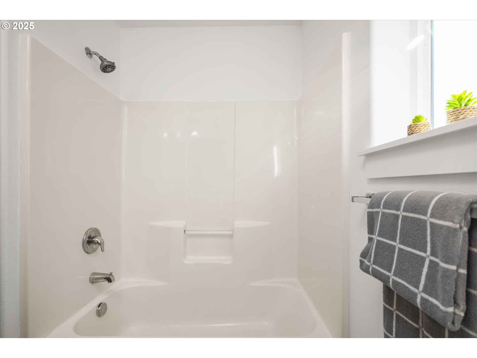 536 Raber Road Eugene, OR 97402 - Photo 25 of 41 a bathroom with a shower