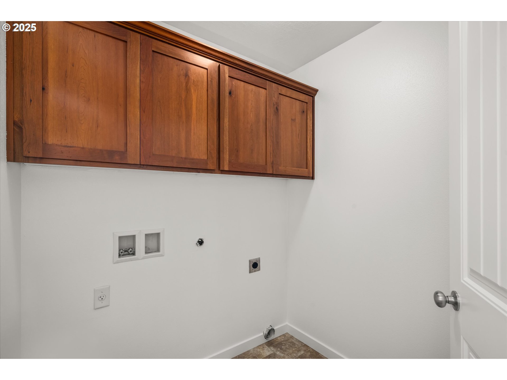 536 Raber Road Eugene, OR 97402 - Photo 30 of 41 a view of wooden cabinet