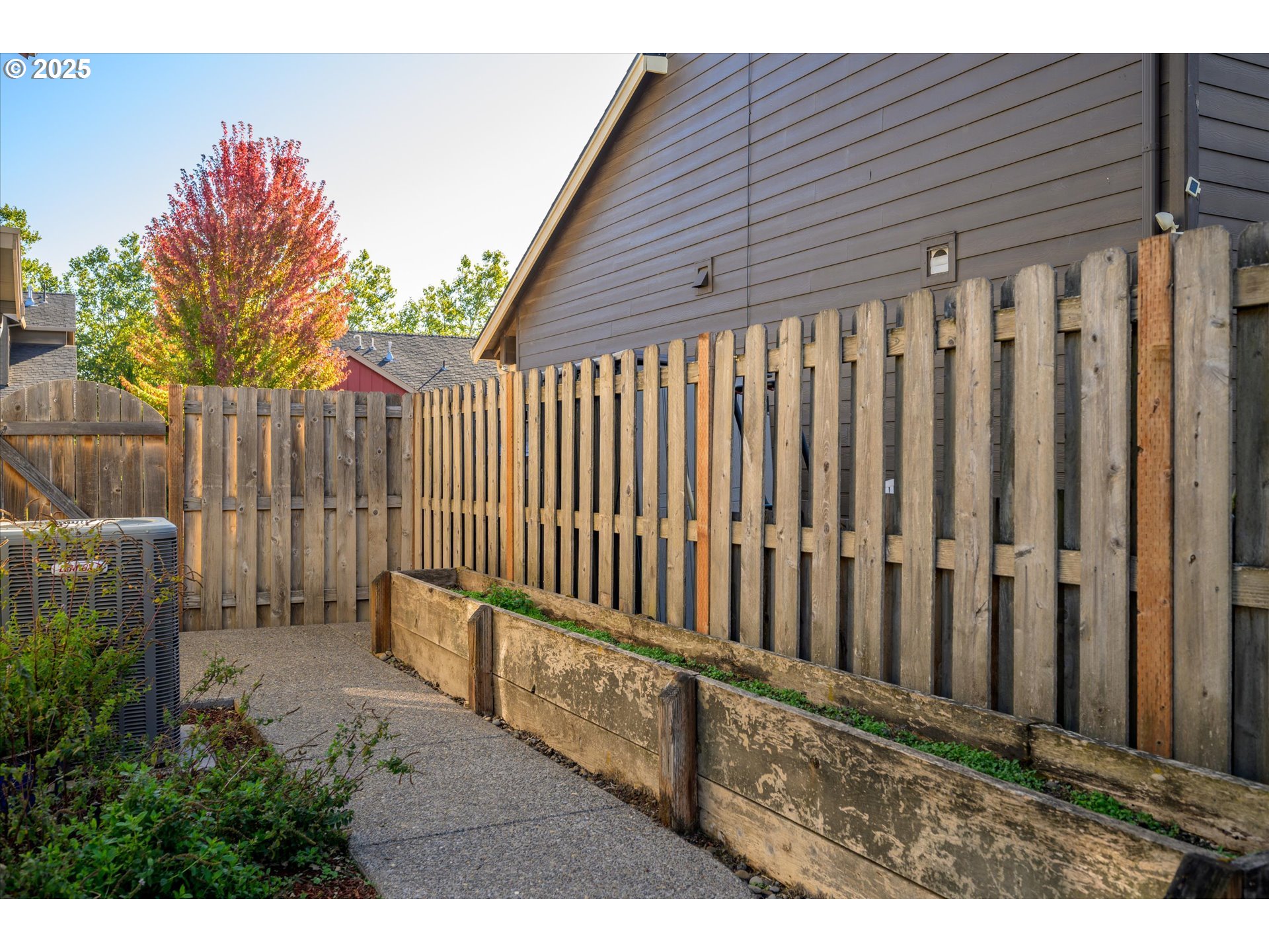 536 Raber Road Eugene, OR 97402 - Photo 33 of 41 a backyard of a house with wooden floor