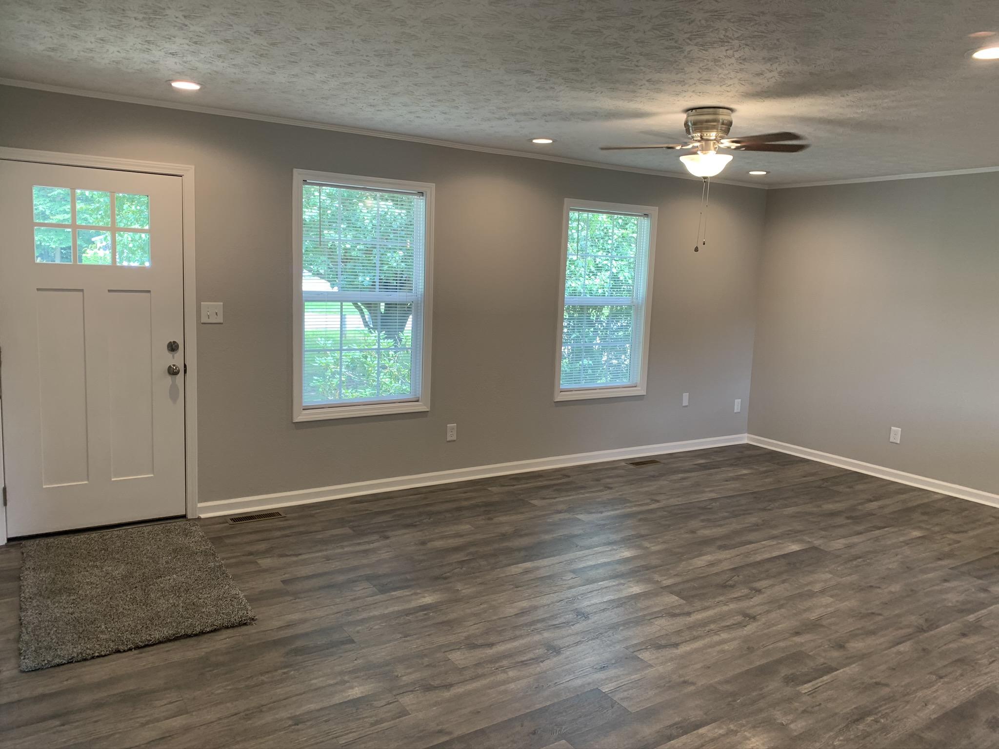 3430 Buckingham Road Greeneville, TN 37745 - Photo 5 of 12 Large living room
