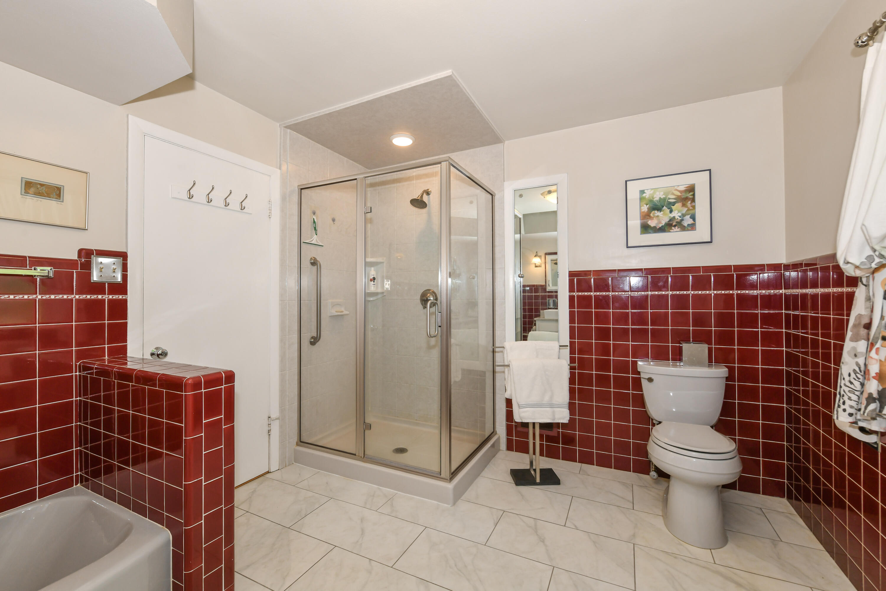9740 West Center Street Milwaukee, WI 53222 - Photo 25 of 49 Shower Stall and Tub