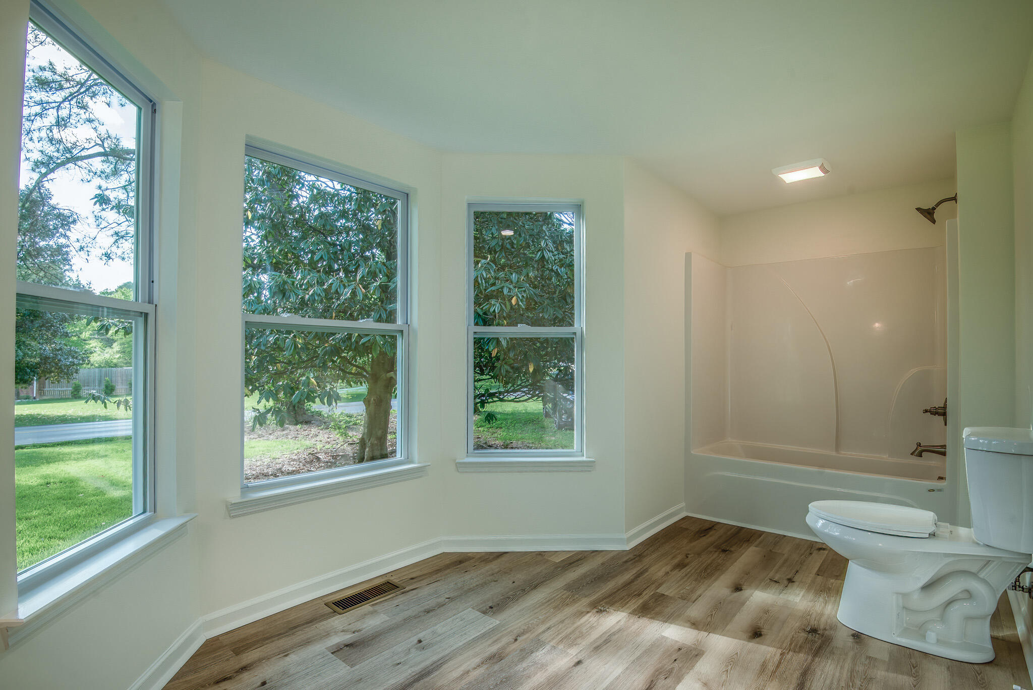 200 Georgetown Road Northwest Cleveland, TN 37311 - Photo 8 of 15 Large Bath