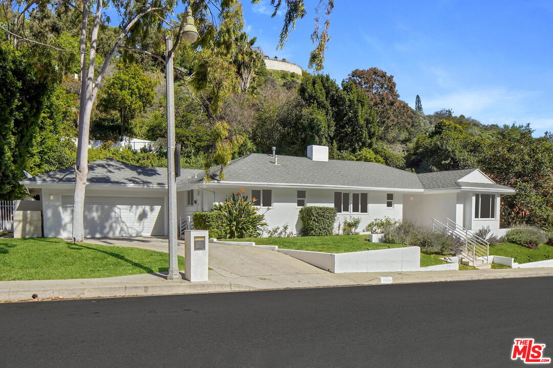 1066 Chantilly Road Los Angeles, CA 90077 - Photo 2 of 14