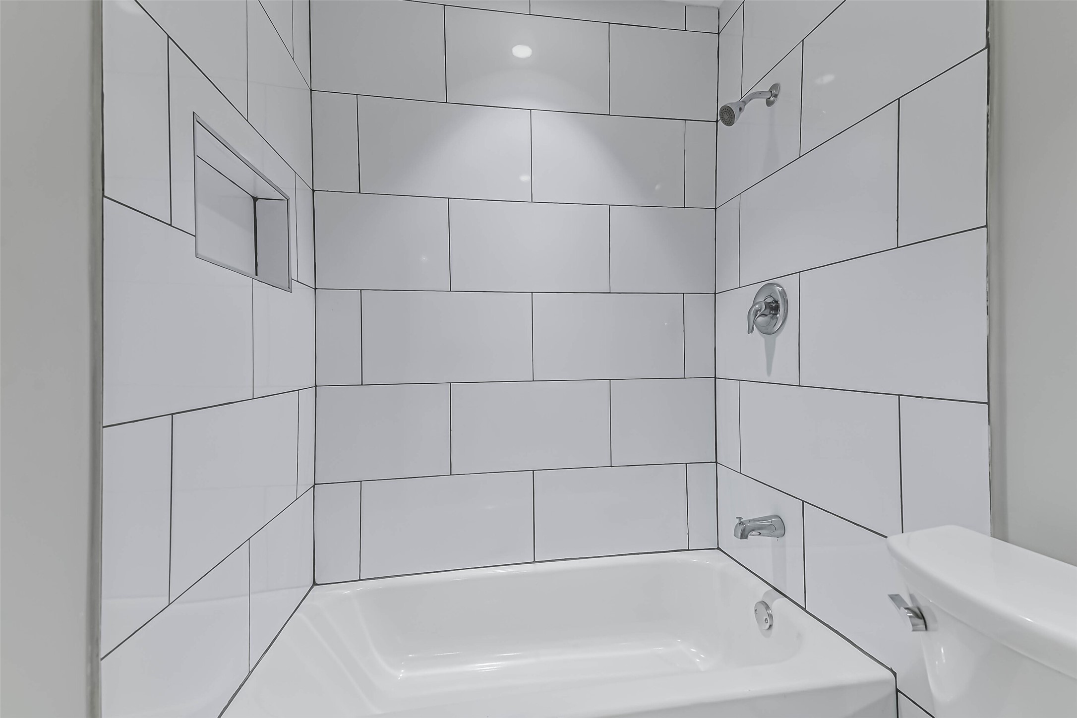 6853 Chasewood Drive Houston, TX 77489 - Photo 19 of 24 a bathroom with a bathtub