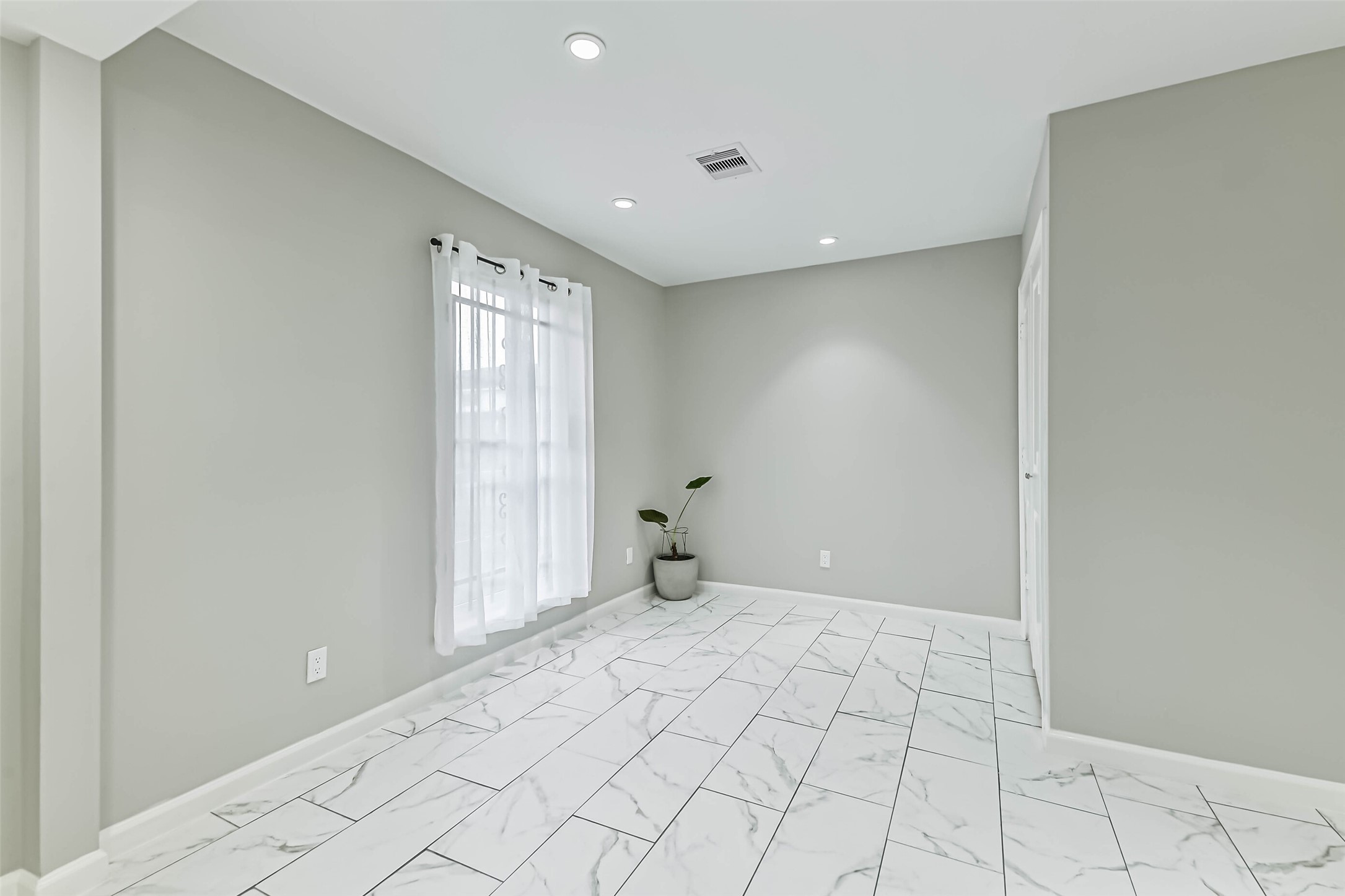 6853 Chasewood Drive Houston, TX 77489 - Photo 20 of 24 a view of an empty room
