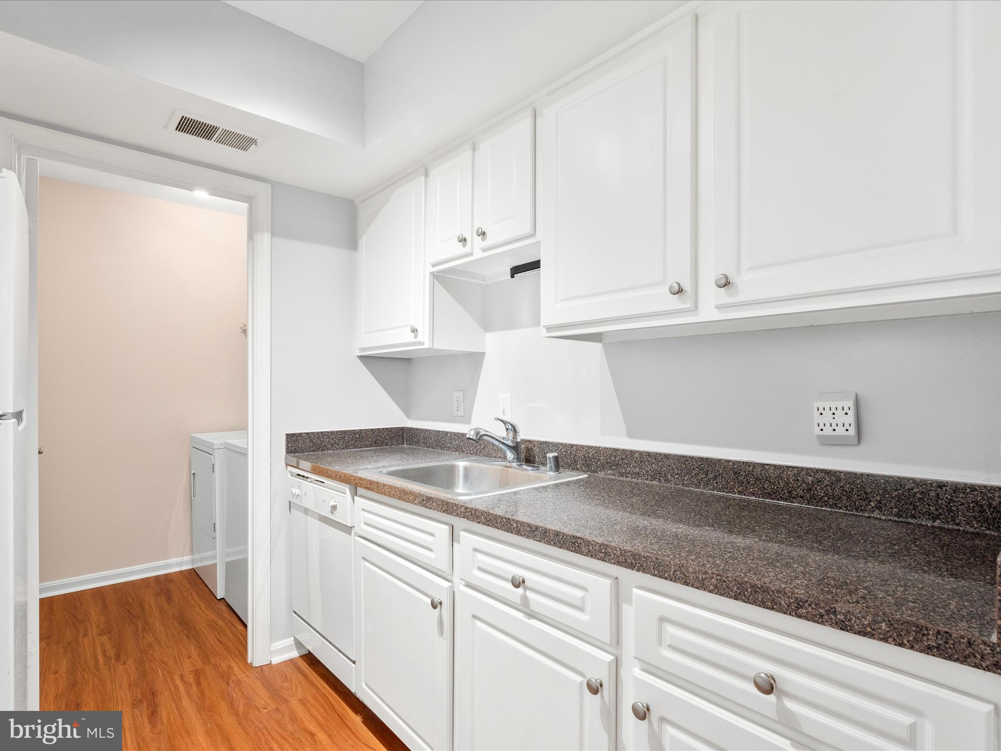 18334 Streamside Drive, Unit 101 Gaithersburg, MD 20879 - Photo 11 of 29 Kitchen