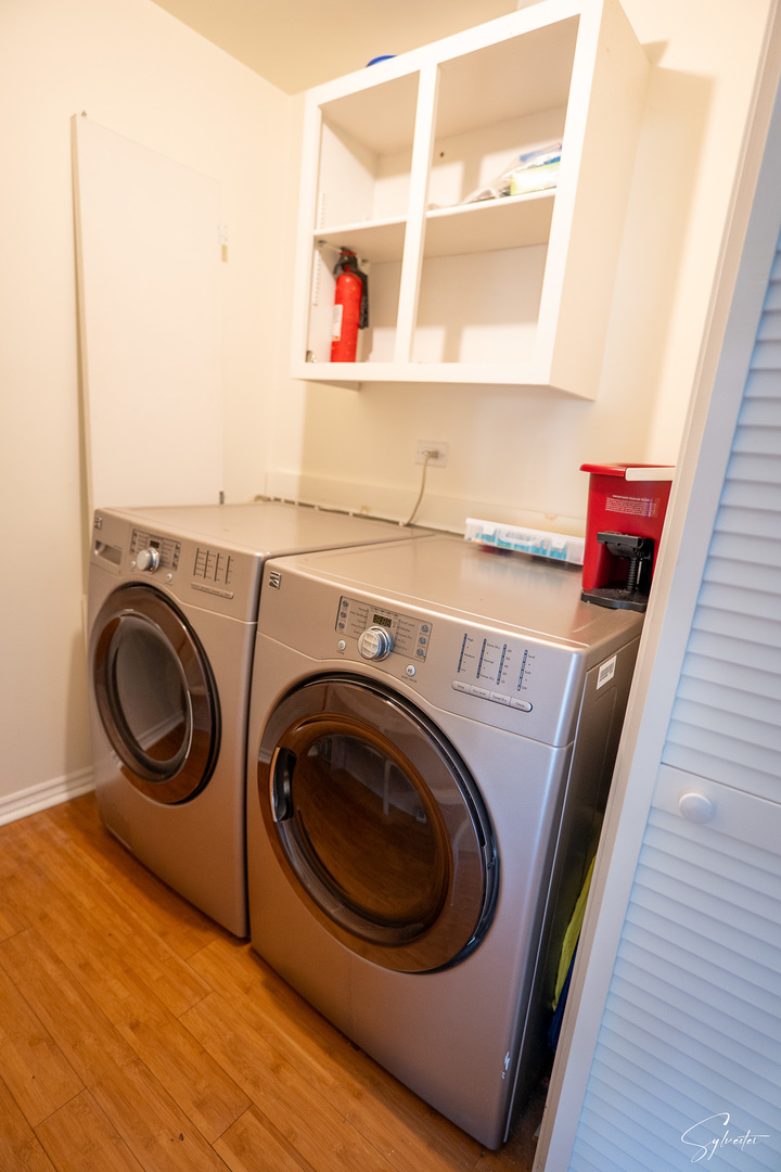 904 Chippewa Drive Elgin, IL 60120 - Photo 12 of 35 a utility room with dryer and washer
