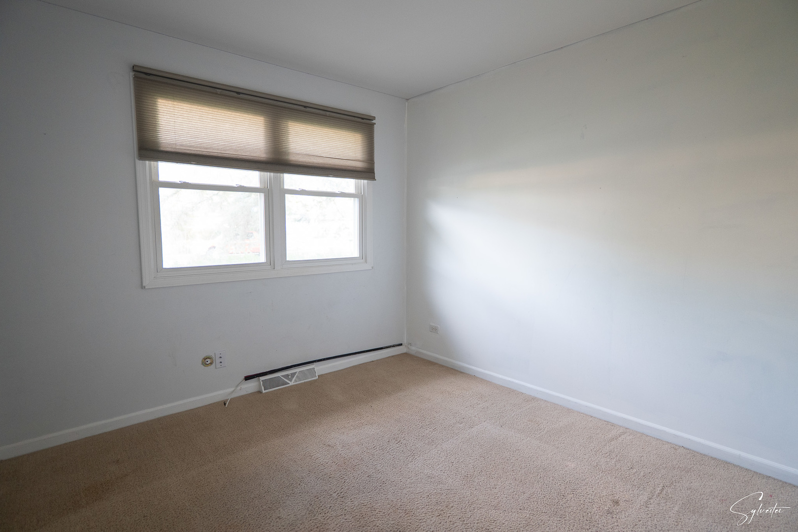 904 Chippewa Drive Elgin, IL 60120 - Photo 13 of 35 an empty room with a window