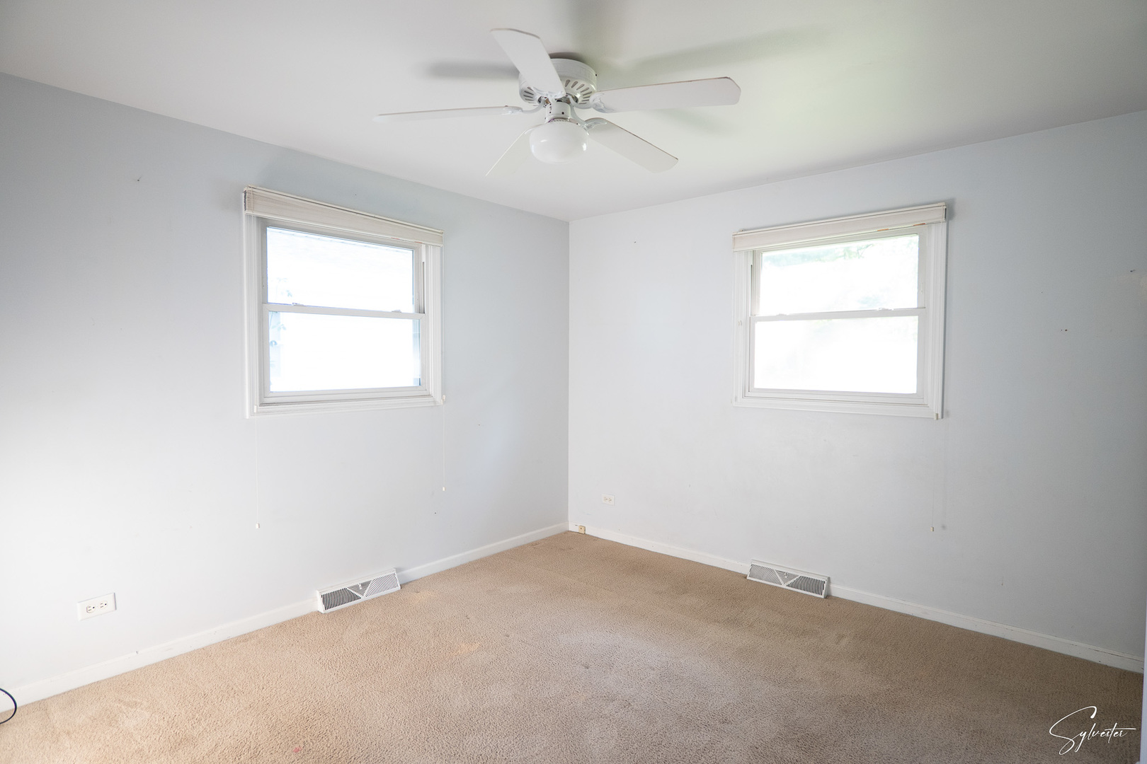 904 Chippewa Drive Elgin, IL 60120 - Photo 14 of 35 an empty room with windows and fan