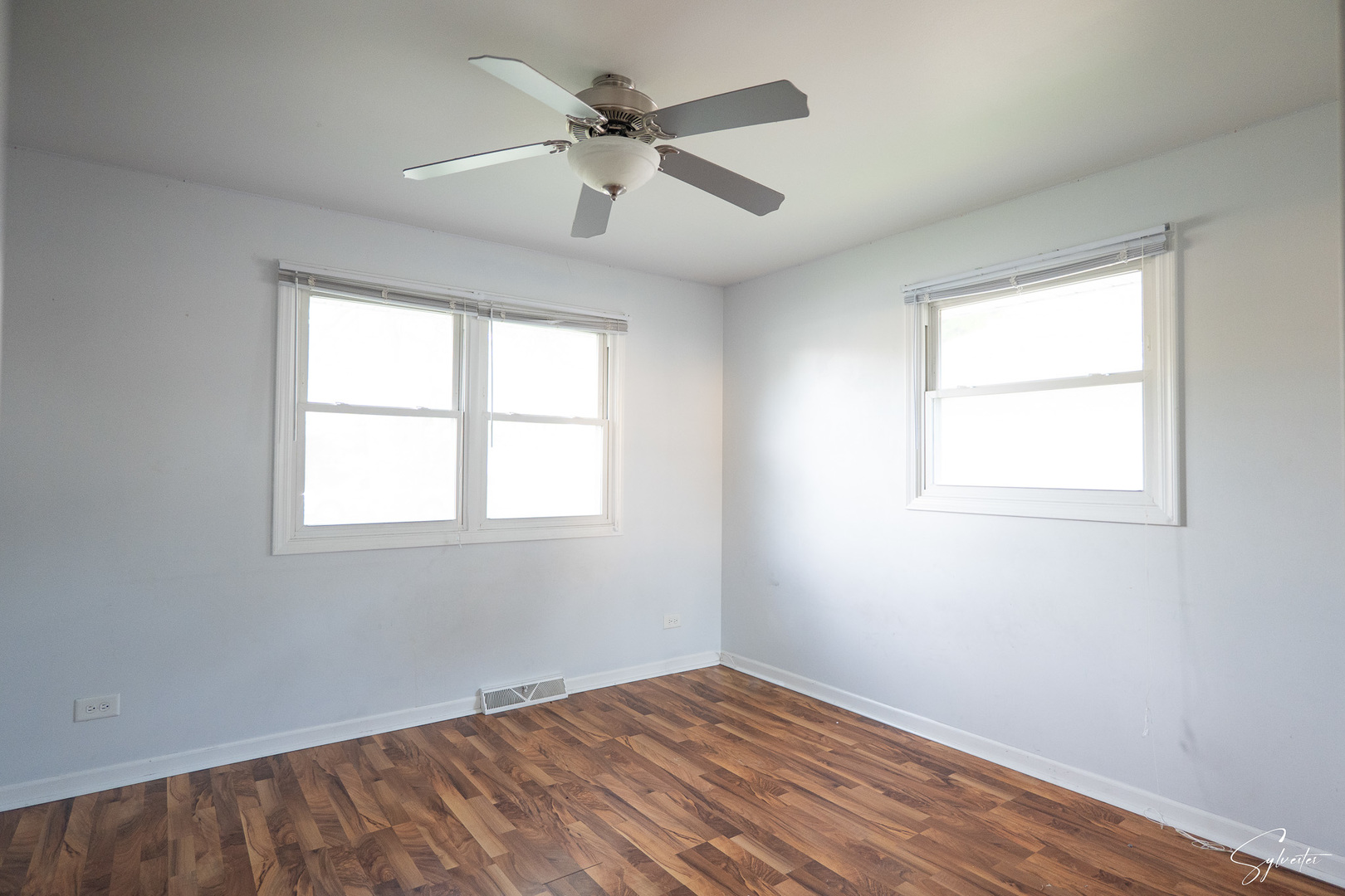 904 Chippewa Drive Elgin, IL 60120 - Photo 15 of 35 a view of an empty room with a window