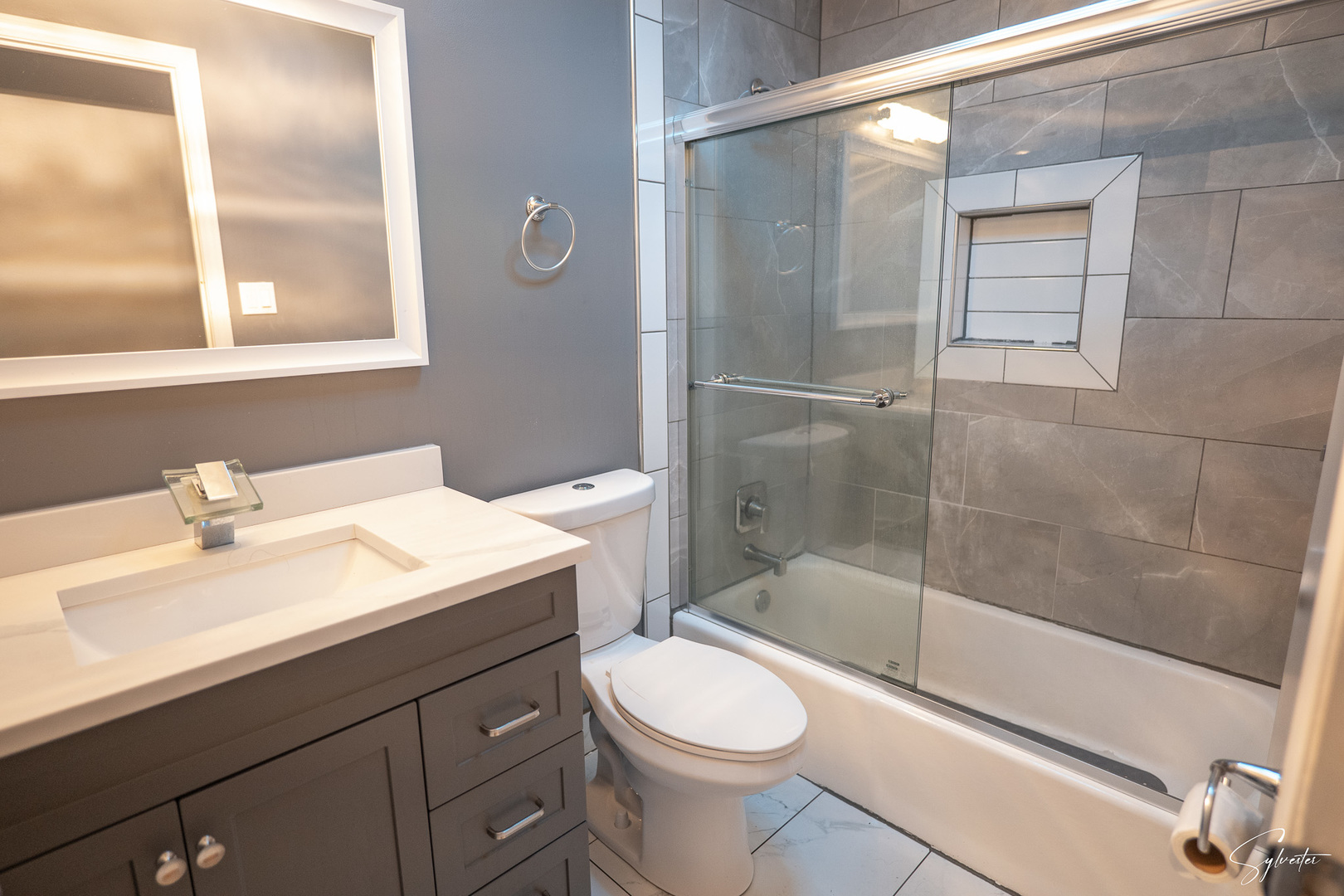 904 Chippewa Drive Elgin, IL 60120 - Photo 17 of 35 a bathroom with a sink a toilet and shower