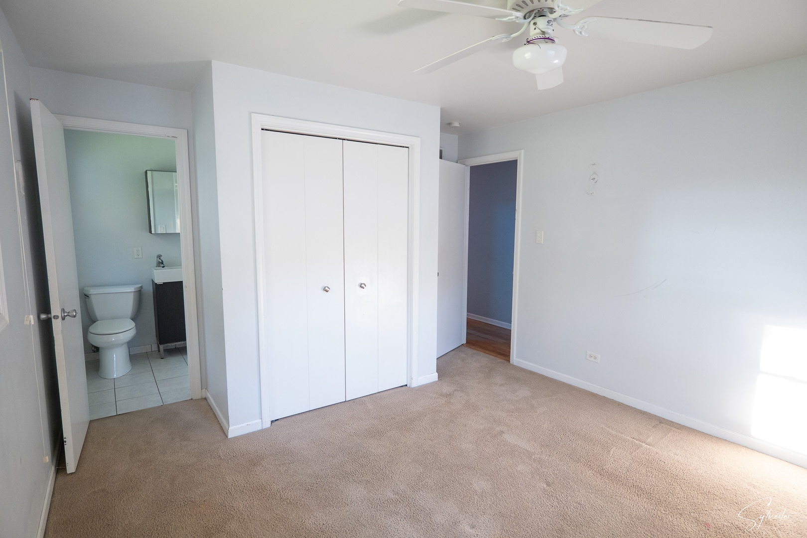 904 Chippewa Drive Elgin, IL 60120 - Photo 18 of 35 wooden floor in an empty room and a bathroom