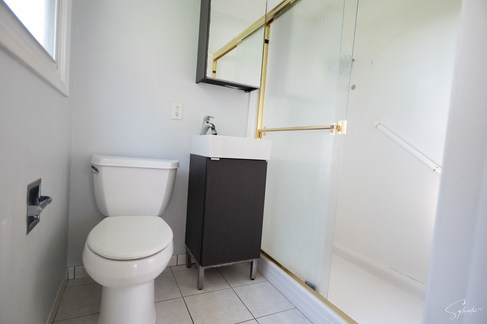 904 Chippewa Drive Elgin, IL 60120 - Photo 19 of 35 a bathroom with a toilet and a shower