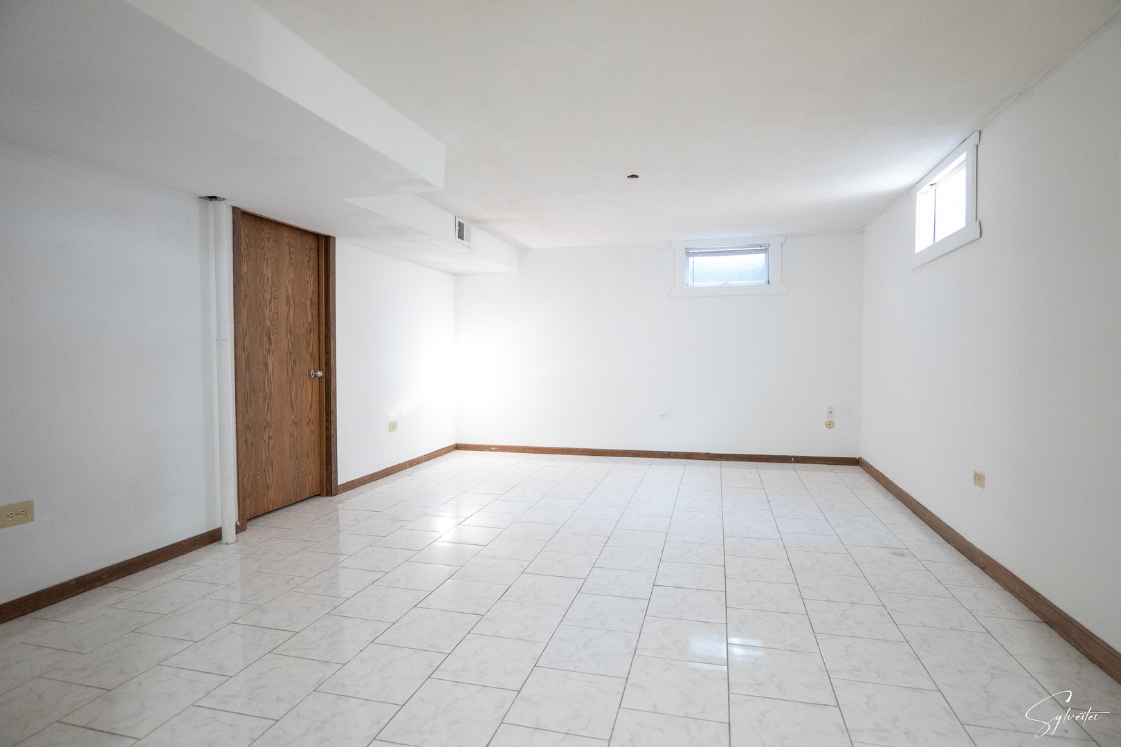 904 Chippewa Drive Elgin, IL 60120 - Photo 21 of 35 an empty room with white walls and tiles