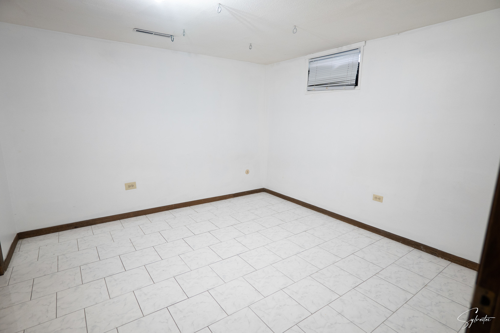 904 Chippewa Drive Elgin, IL 60120 - Photo 23 of 35 a view of an empty room